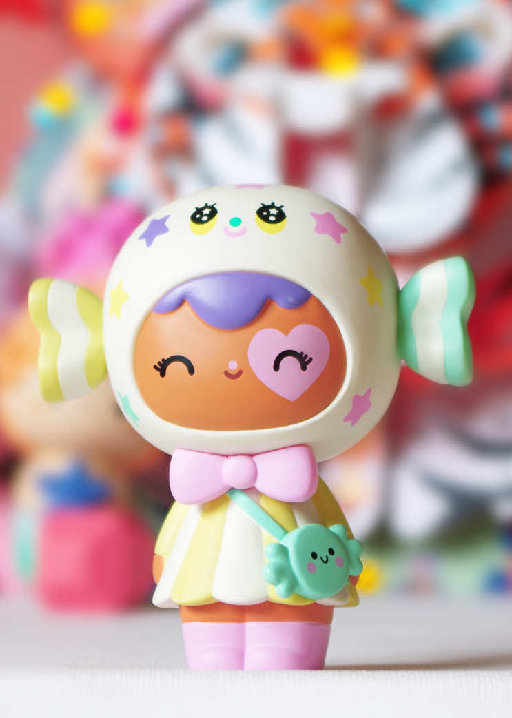 Candy Button 8cm Momiji doll: pastel vinyl, heart cheek detail, smiling hood, blurred background. Collectible kawaii character. — Momiji doll