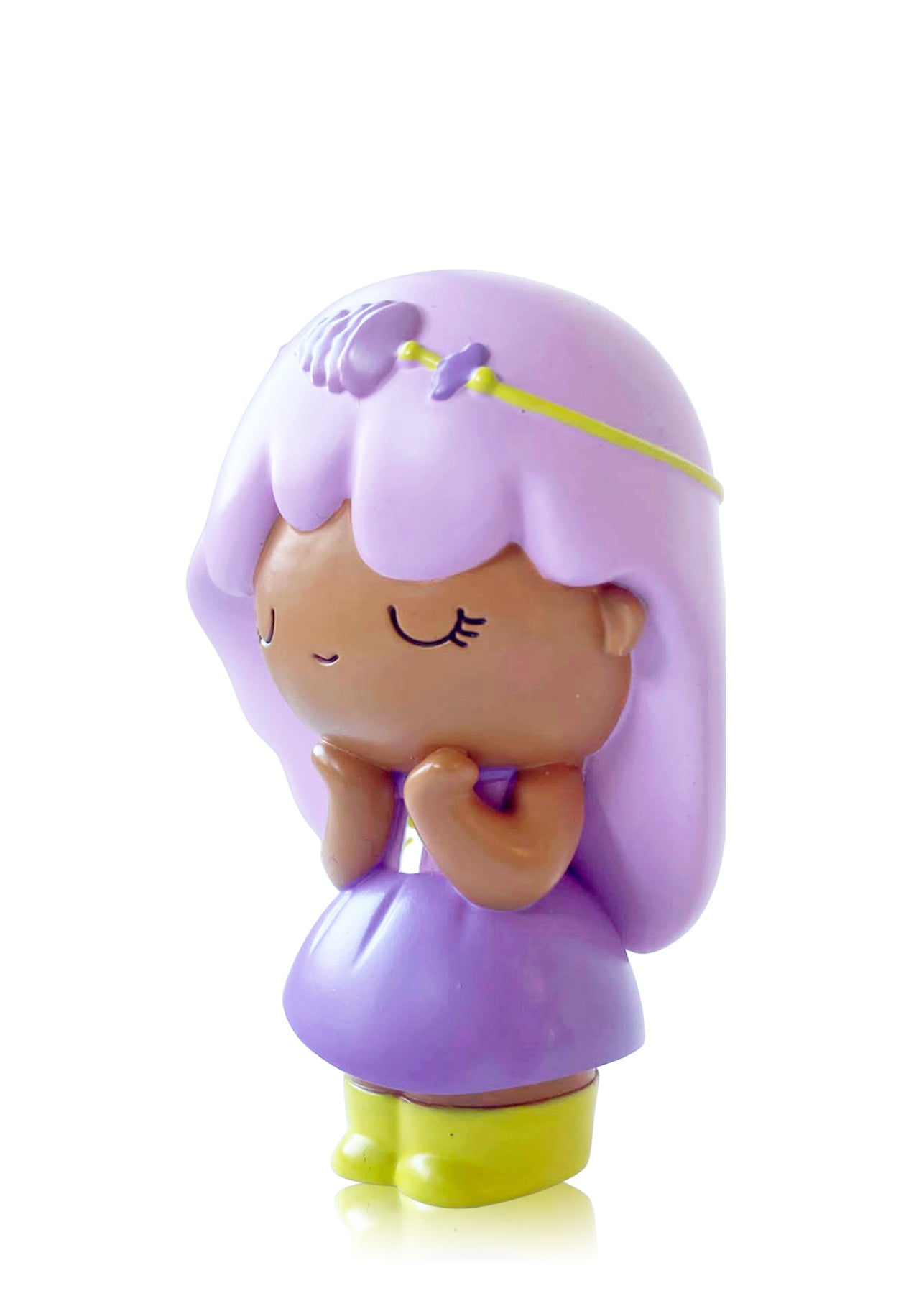 Lavanda Momiji doll with purple hair, yellow dress and boots, smiling on a white background. Collectible surprise inside. — Momiji doll